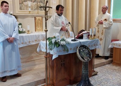 Marián Kuffa atya szentmisét mutat be a Szent Kereszt Felmagasztalása kápolnában 2023. június 7-én